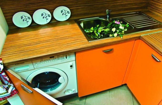 Инсталиране на пералня в кухнята: видео инструкция