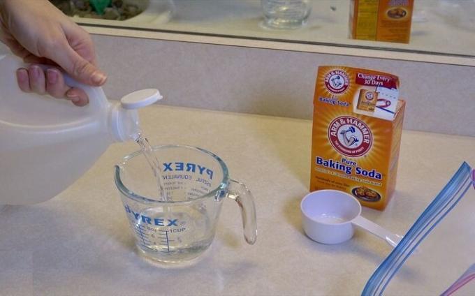 Сода бикарбонат и оцет ще помогне за почистване на душ главата от варовик.