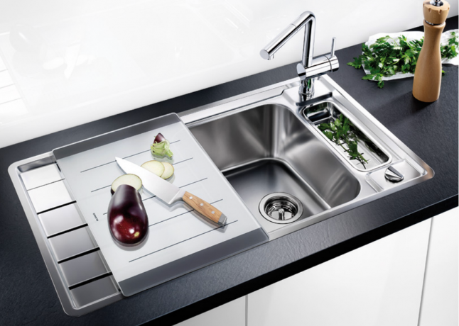 Кухненската мивка от неръждаема стомана може да бъде снабдена и с дренаж за съдове. Този аксесоар напоследък стана много популярен поради своята функционалност. Той е инсталиран от набраздената страна на мивката.