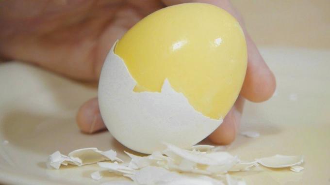 Как да се подготвят "златни яйца" или бъркани яйца с черупки