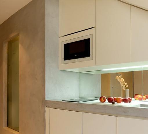 Снимка: кухня от шперплат в парижко таванско помещение