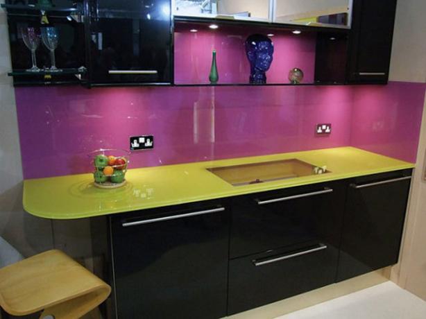 Черно-лилавата кухня има много стилен външен вид, но в някои интериори може да изглежда агресивно.