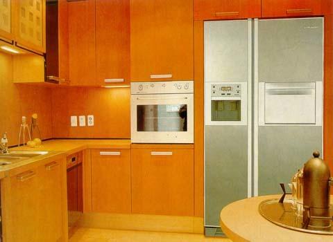 Хладилник, вграден в кухненския блок