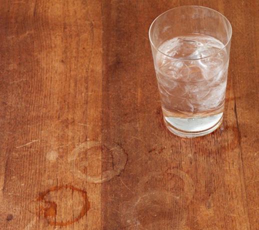 Ярки петна често остават на чашата със студена или топли напитки.