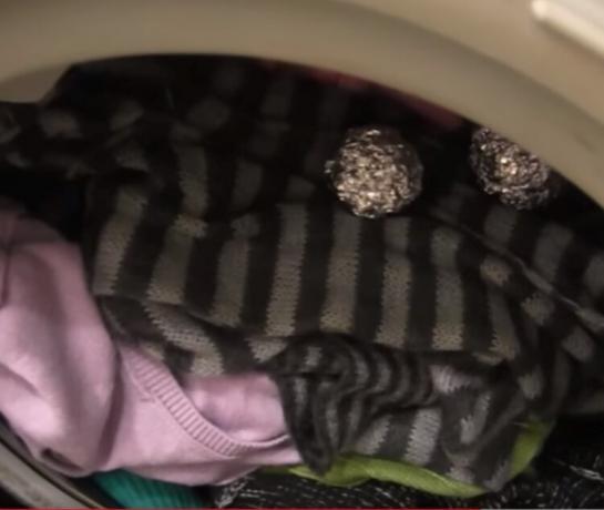 Съпруга ме изненада отново. Поставя топки от фолио в пералната машина. Обясних защо!