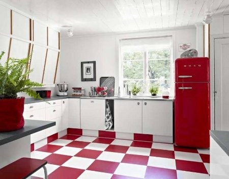 червена кухня с бяло