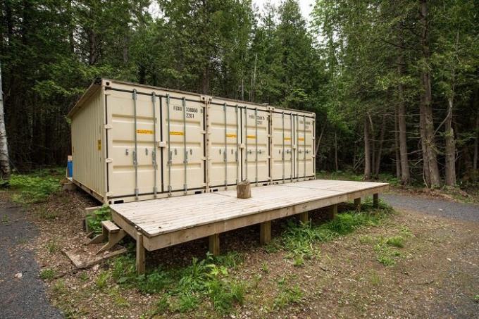 Канадската занаятчия построен самодостатъчна къща на контейнер.