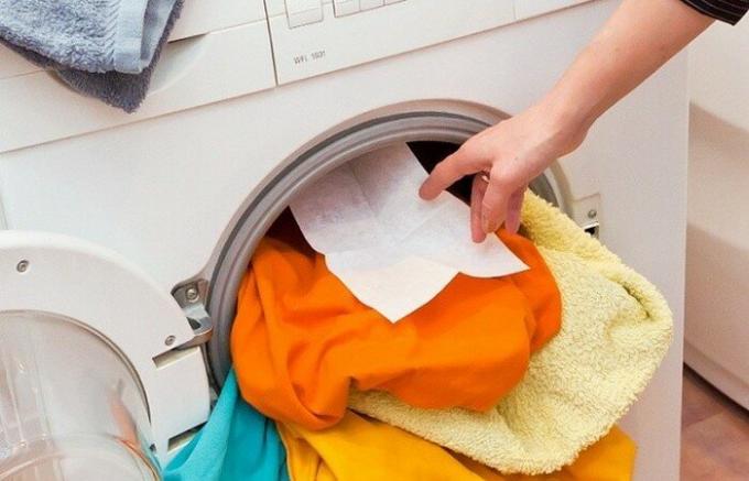 Мокри кърпички по време на пране.