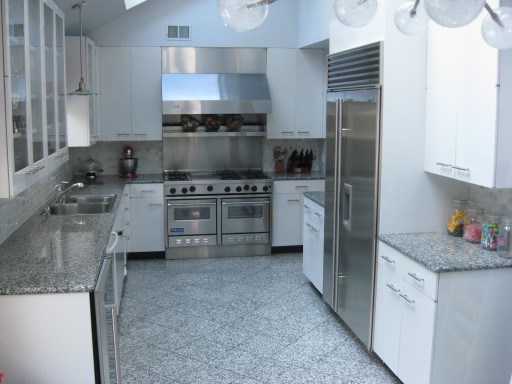 Снимката показва класическа опция за дизайн: сива кухня и бели мебели.