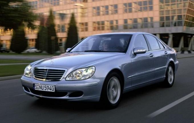 Автомобили Mercedes-Benz S-Class 1998-2005 е по-надежден от неговите конкуренти. | Снимка: avtorinok.ru.