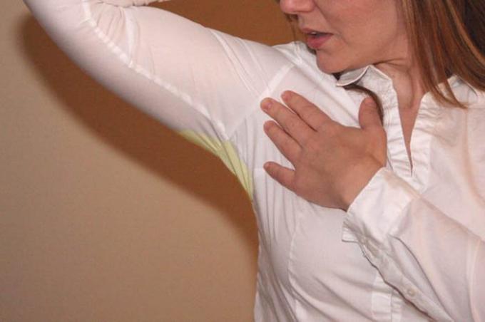 почистване Начало сухо: как да се потни петна по бели дрехи