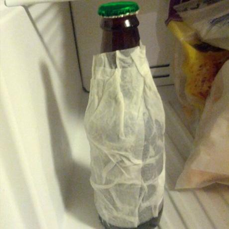 Не подценявайте ролята на хартиени кърпи за охлаждане на напитки. / Снимка: image.dek-d.com. 