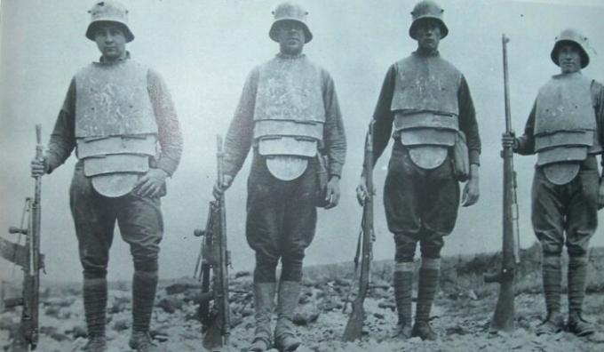 Немски щурмоваци в броня изкоп с картечници и пушки, 1918.