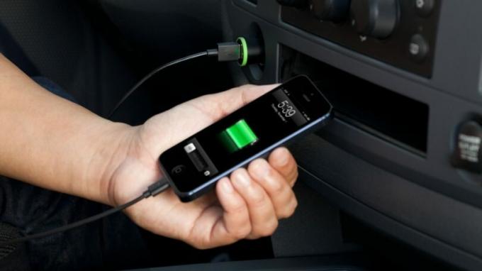 Защо се зарежда мобилен телефон в колата е много опасно?