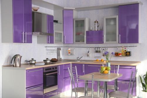 Нежната люлякова цветова схема във вътрешността на кухнята създава усещане за уют и носи спокойствие
