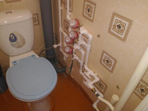 Не се освободи топлата вода в тоалетната чиния. Подобни действия могат да увредят водопровод.