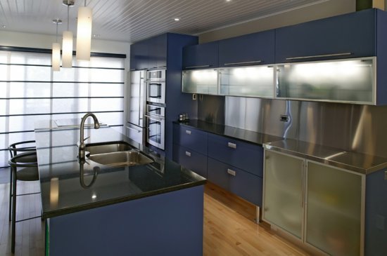 синя кухня в интериора