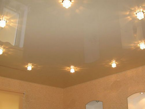 Изборът на осветление за окачени тавани: основните точки, които трябва да знаете