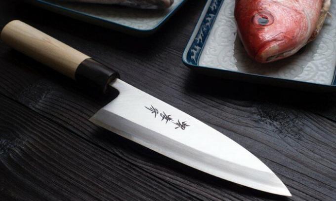 Японците показаха един много оригинален начин за бързо точат ножове без специален камък