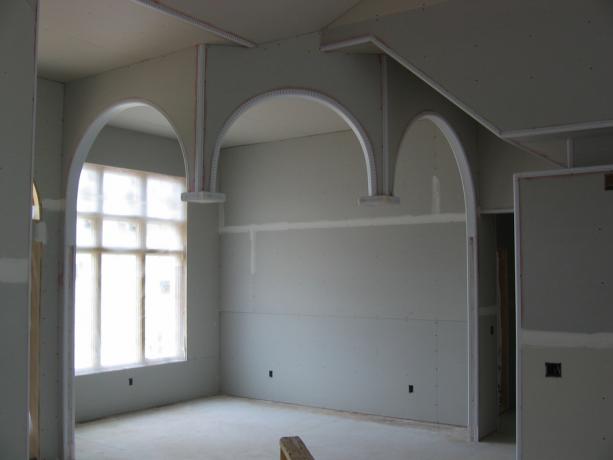 С помощта на арки е лесно да разделите стаята на уютни функционални зони