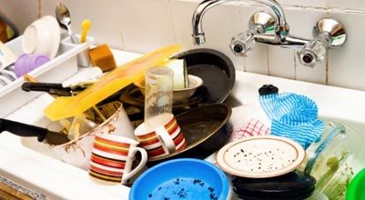 Мивката на небрежна домакиня винаги е осеяна с мръсни съдове, точно както на тази снимка.