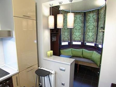 Кухнята, комбинирана с балкона, дава допълнително пространство за маса за хранене или кът за сядане.
