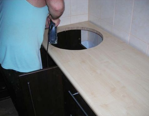Изрежете внимателно отвора за мивката.