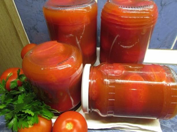 Добри домати в доматено пюре, да готвя, които някой може да домакиня. Илюстрация за статия се използва за стандартен лиценз © ofazende.ru