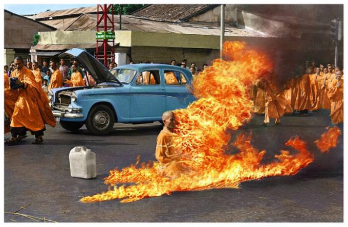 Самозапалването на будистки монах.