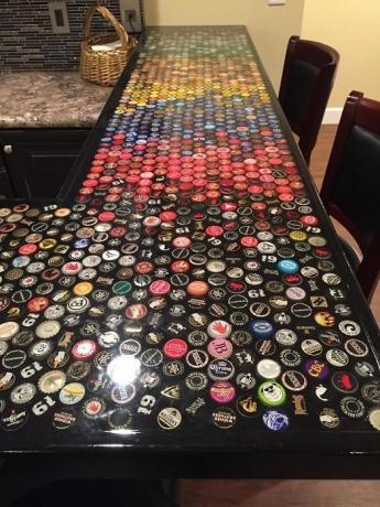 плота на масата, която е облицована с 2530 капачки.