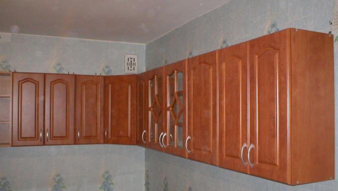 На каква височина да окачите кухненските шкафове: направете сами видео инструкции за монтаж, снимка и цена