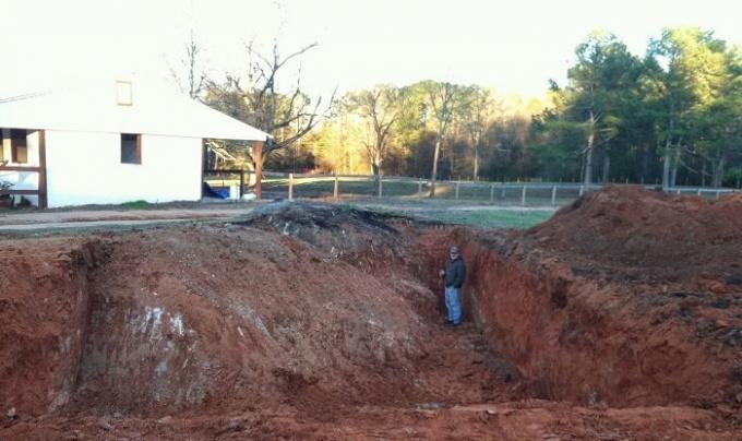 В началото всички мислеха, че съседът е изграждането на плувен басейн, но той замахна към нещо неочаквано. | Снимка: imgur.com/a/5JVoT#R7pfR1j.