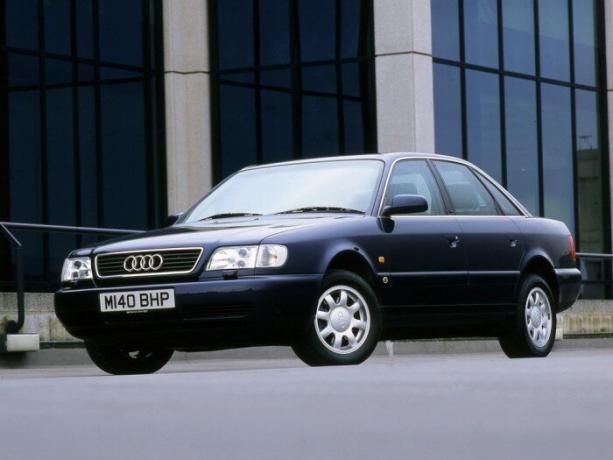 Audi A6 не може да се похвали с харизма, като Mercedes-Benz W124 и BMW E34, но това е друг надежден немски автомобили от 90-те години. | Снимка: autoevolution.com.