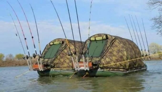 Палатки по водата.