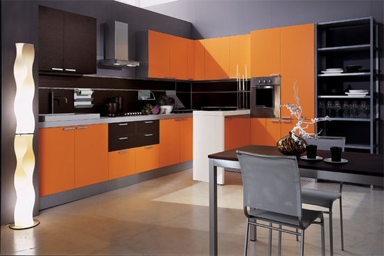 Черните елементи не отстъпват по своята активност на оранжевите, нахлуват в мебелите, активно взаимодействат с разсейващото бяло, което придава на кухнята изключителен комфорт