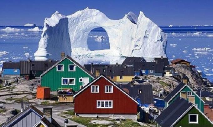 Град Longyearbyen е известен по целия свят за необичайни цветни къщи.