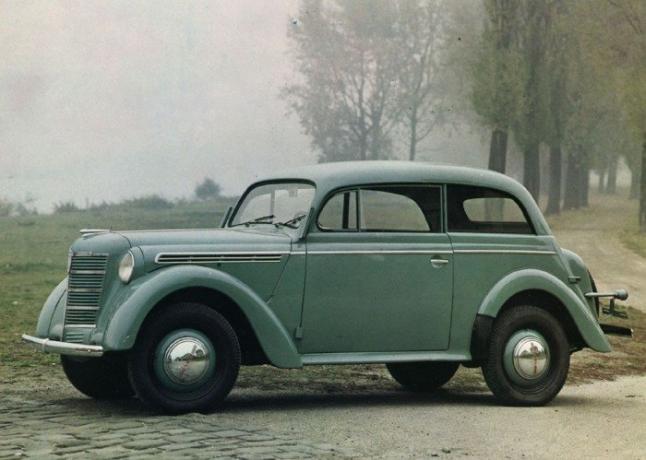 10 съветски автомобили, които бяха като чужд автомобил като две капки