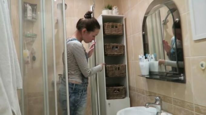 Чрез инсталирането на банята може да изложи случая за съхранение на почистващи препарати. | Снимка: cpykami.ru.