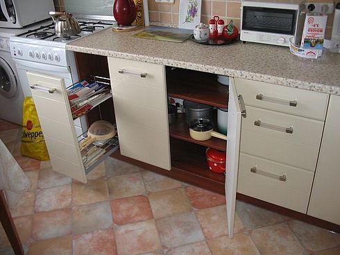 Сами сглобявайки кухненския комплект, можете да обмислите всички шкафове точно по начина, по който имате нужда