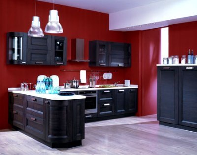 Комбинацията от кафяво в интериора на кухнята с бяло и наситено червено