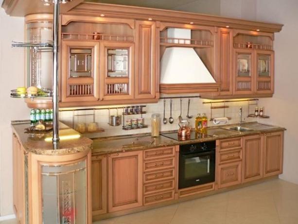 Дизайн на кухненски мебели в топли цветове