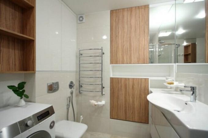 Създаване на "мократа баня" европейски стил помогна да се намали размера на баня. | Снимка: interiorsmall.ru.