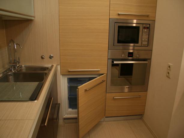 Хладилник, фурна и микровълнова фурна в комплект мебели