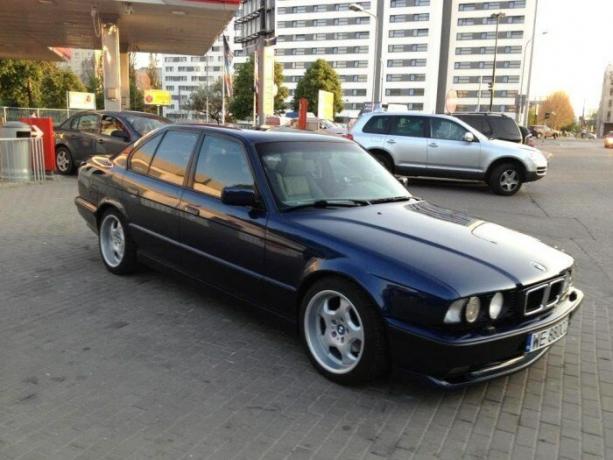 В BMW Серия 5 се смята за "стандартен" колата за гангстери от 90-те години. | Снимка: youtube.com. реклама