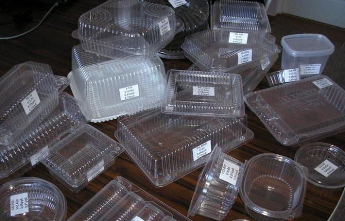Защо не хвърлят пластмасови тарелки, ако едно семейство има деца