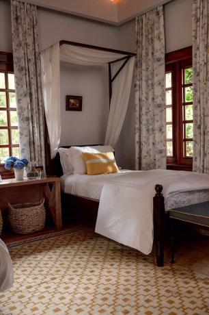 Уютни стаи, декорирани в испански стил с варосани стени и мебели от тъмно дърво прозорци. | Снимка: Тиаго Молинос (Тиаго Молинос).