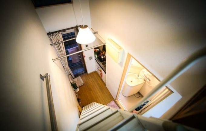 Апартамент в Токио: кухня, баня, спалня и тераса.