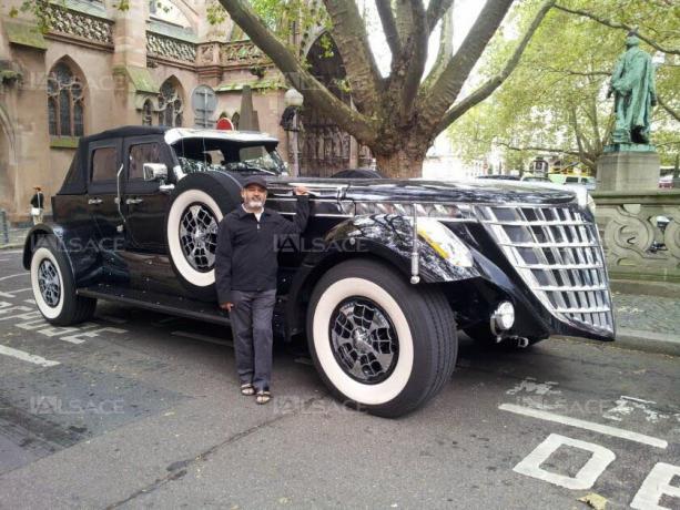 Шейх Хамад бин Хамдан ал Нахаян, с колата си гигантски паяк в Страсбург