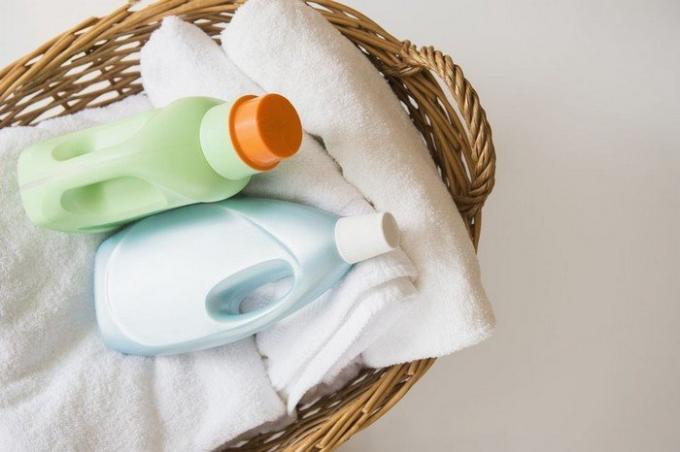 Как да се извърши безопасно белина за пране и облекло