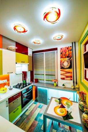 Много ярки цветове в интериора на кухнята.
